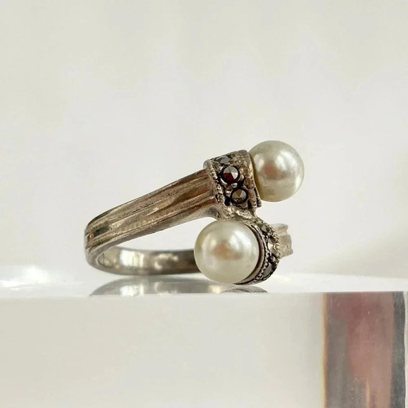 Sterling Faux Pearl Marcasite Adorned Vintage 925 Stamped Wrap Ring - sz 6 - Picture 2 of 10